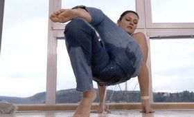 Описавшаяся девушка