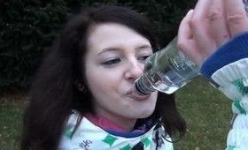 Молодая девка пьет, писает и блюет