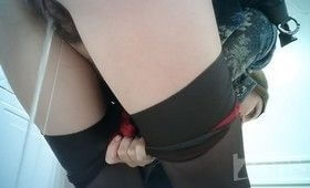 Пописала в туалете и попалась на камеру