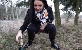 Девка писает напившись шампанского