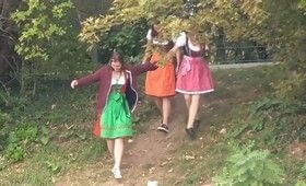 Девушки писают во время праздника Октоберфест - 2