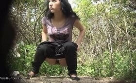 Подсматривают за писающей девкой в кустах