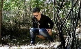 Бабы писают в кустах