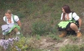 Девушки писают во время праздника Октоберфест-3