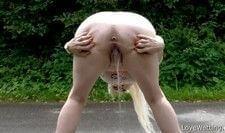 Милфа писает раком