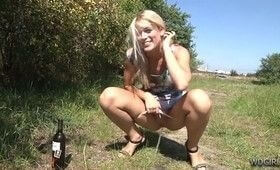 Бухая девка писает