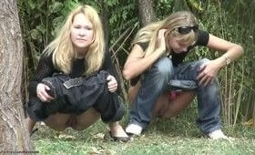 Девушки писают в кустах