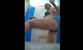 Милфа зашла в биотуалет и попалась на камеру