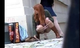 Подсматривают за писающими девками