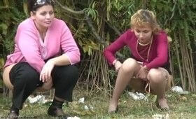 Женщины пришли в кусты пописать