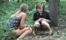 Подсматривают за писающими девушками в кустах