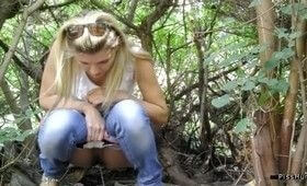 Подсматривают за писающими девушками на природе