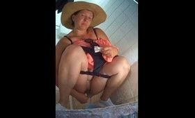 Брюнетка не знала что в туалете за ней подсматривают