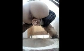 Подсматривают за девушка в туалете универа