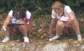 Пьяненькие подружки писают на природе
