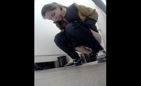 В универе подсматривают за писающими девушками