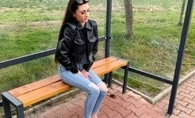 Обоссалась на остановке