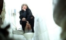 Подглядывают в уборной за писающей милфой