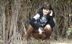 Подсматривают за писающей брюнеткой