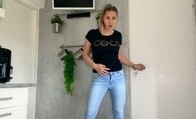 Ей нравиться писать в штаны