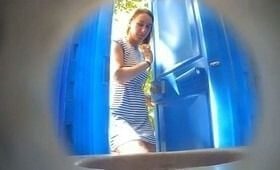 Пока девушка писала в уличном туалете, за ней подсмотрели