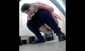 Писает в туалете универа