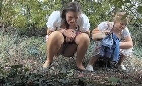 Писающие девушки засветились перед камерой