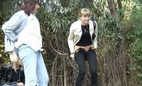 Девушки писают в кустах, и не знают что их снимают