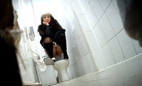 Женщина не заметила, что в туалете за ней подсматривают