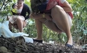 Девушки не знали, что писают перед скрытой камерой