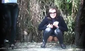 Подруги пописали в кустах