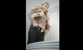 Зашла в туалет и не заметила скрытую камеру