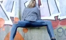 Блондинка в обоссанных штанах