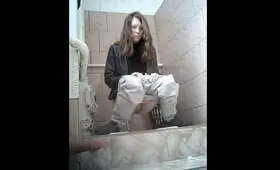 Девки заходят в туалет пописать