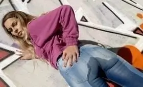 Захотела отлить и пописала в штаны