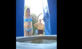 Женщина писает в туалете на пляже