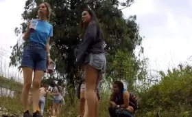 Девки пьют пиво и писают
