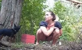 Девушка писает на улице присев перед камерой